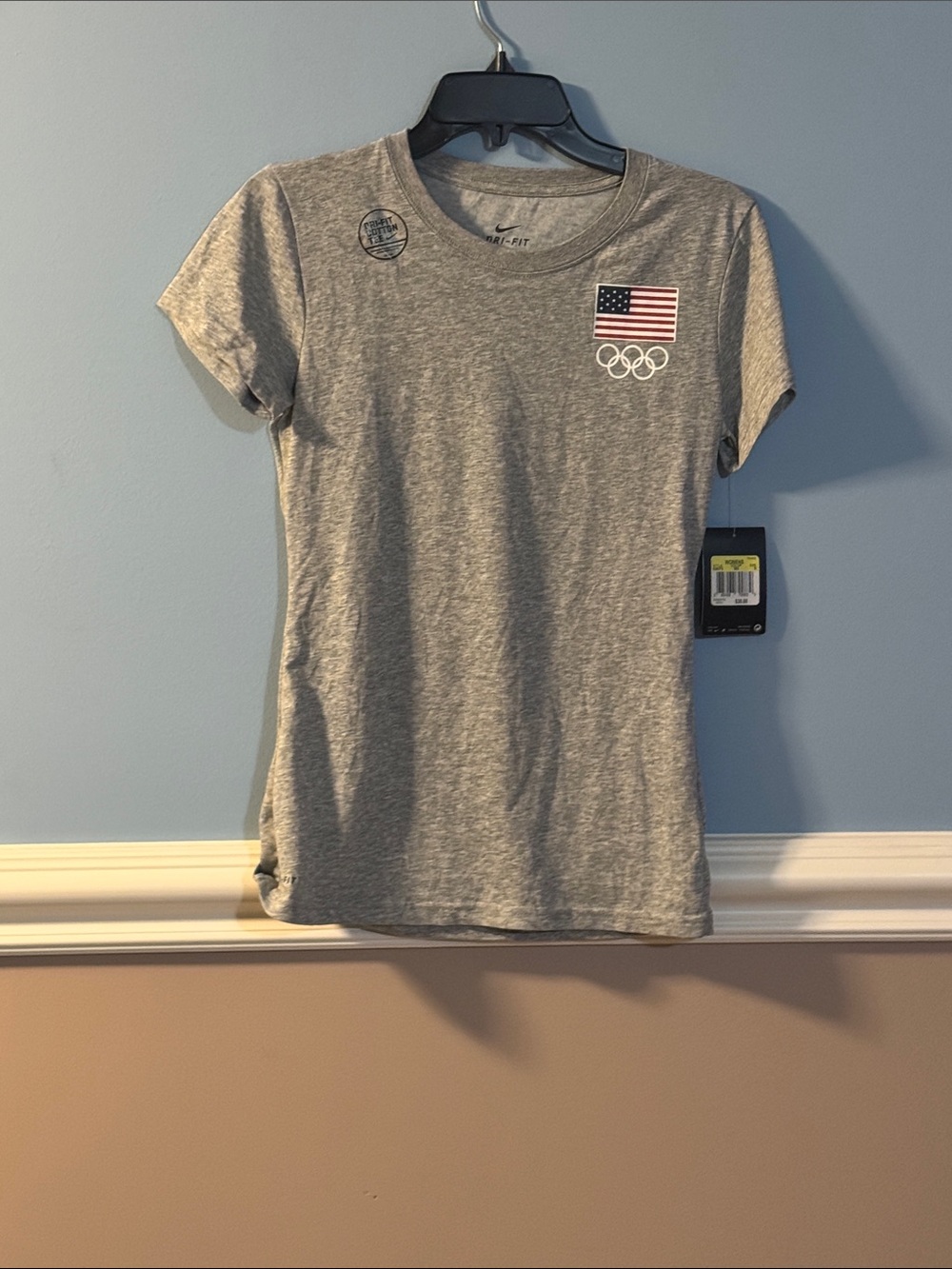 Brand new w/tags Nike Women’s Heather Gray Olympic Flag Short Sleeve Tee sz SM
